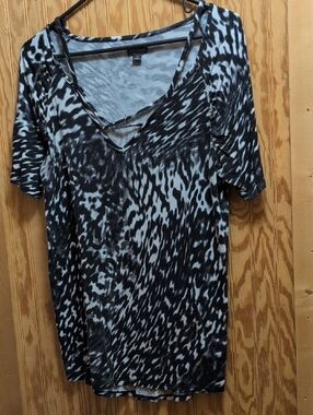 BOLD elements Black & White Animal-Print V-Neck Short Sleeve Top
